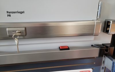 SICHERHEIT AUF GANZER BREITE Unsere Panzerriegel bieten umfassenden Schutz für Haustüren, Wohnungstüren und Kellertüren.